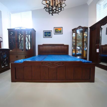 "Wooden king-size bed with high headboard and carved detailing, featuring a polished finish and sturdy construction." Let me know if you'd like versions optimized for specific styles or room themes (e.g., traditional bedroom, solid wood bed, luxury furniture).